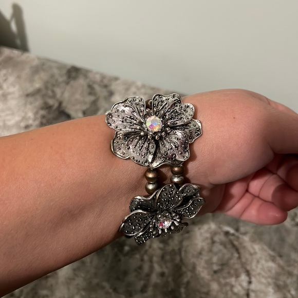 Jewelry - Silver flower bracelet - gently worn